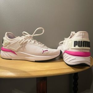 LIKE NEW: PUMA women’s sneakers